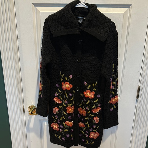 Chic Black Knit Cardigan with Floral Embroidery - Picture 2 of 4